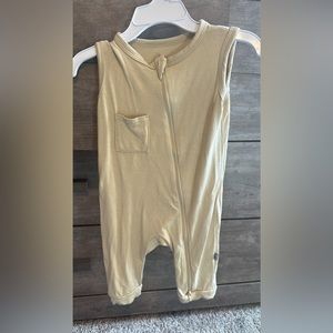 Lou Lou & company - Tan 6-12M longtall
Smoke & dog friendly home